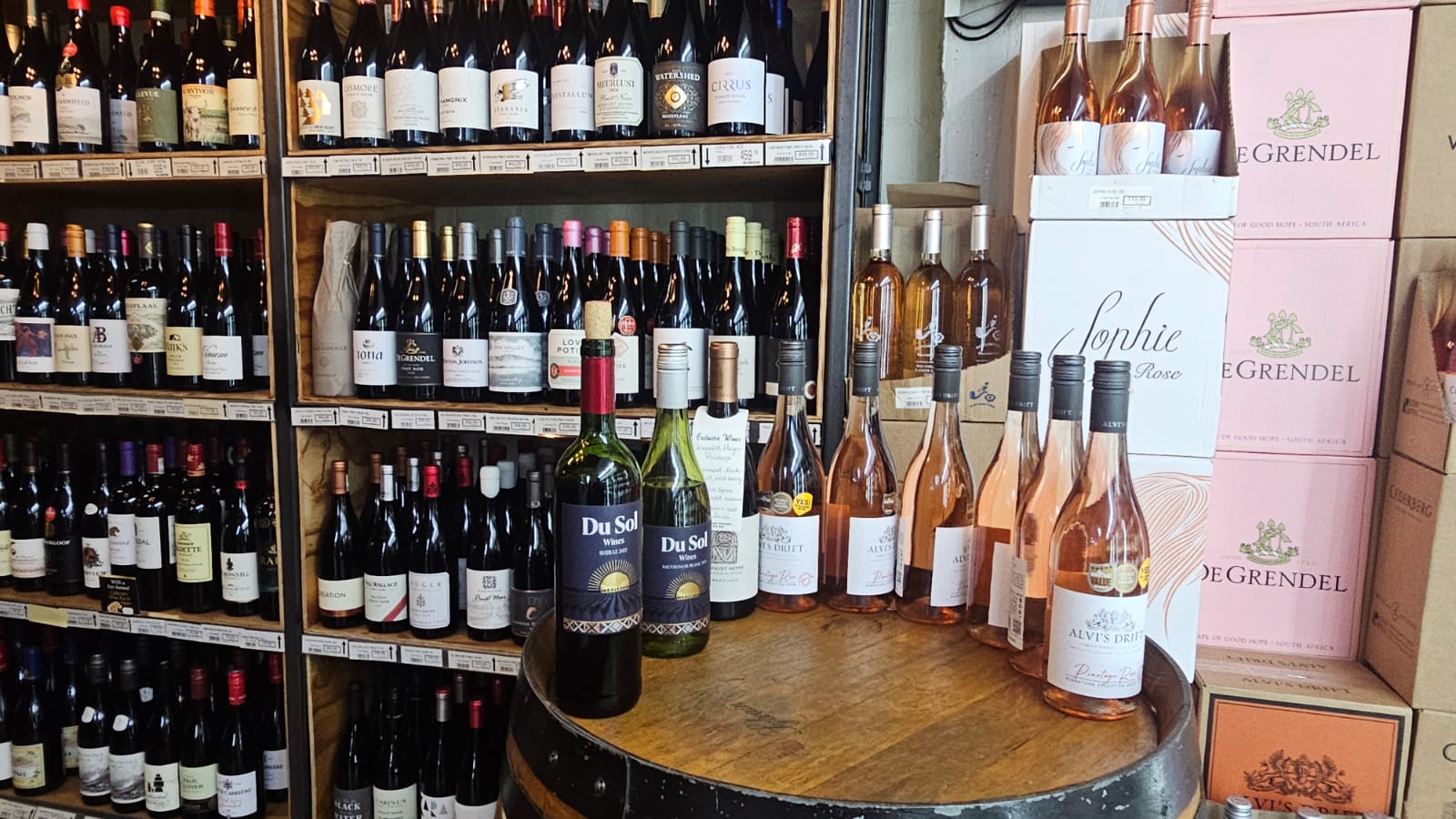 Du Sol Shiraz and Sauvignon Blanc among the shelves at Liquor City Claremont